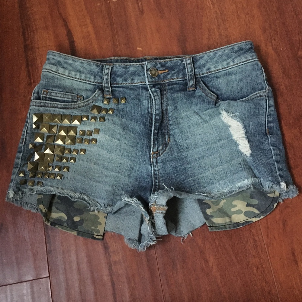 Studded Jean Shorts W Camo Pockets
